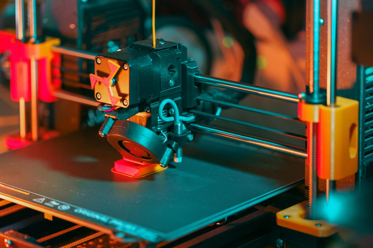 Detailed view of a 3D printer, highlighting the printing process and technological innovation.